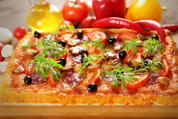 Rectangle délicieuse pizza et légumes — Photo