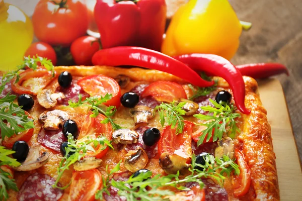 Rectángulo deliciosa pizza y verduras —  Fotos de Stock