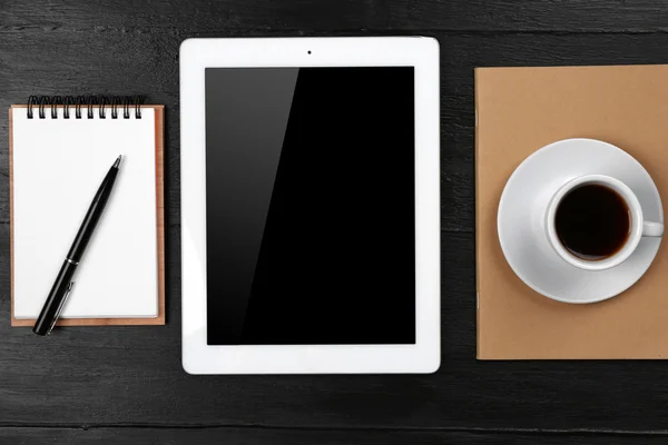 Cyfrowe tabletki z filiżanką kawy i notebooków — Zdjęcie stockowe