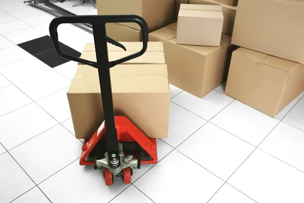 Manual pallet truck with carton boxes — Stock Photo, Image