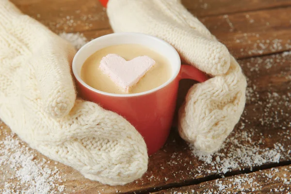 Mani in guanti con una tazza di caffè — Foto Stock