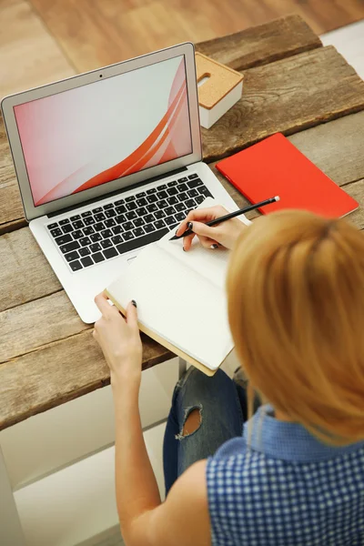 Mulher trabalhando em um laptop — Fotografia de Stock