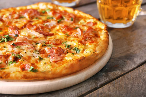 Deliziosa pizza e bicchieri di birra — Foto Stock