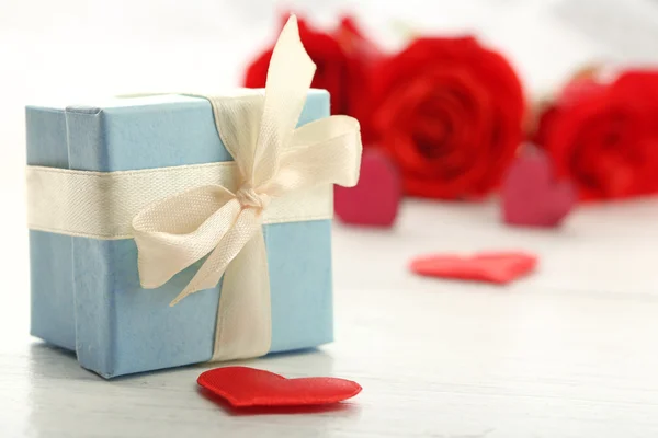 Gift box, rose flowers and decorative hearts — Stock Photo, Image