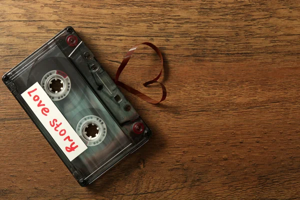 Cassetta audio retrò con nastro a forma di cuore — Foto Stock