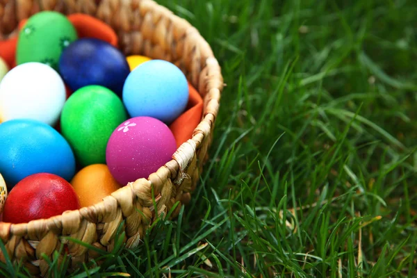 Cesta con huevos de Pascua de colores —  Fotos de Stock
