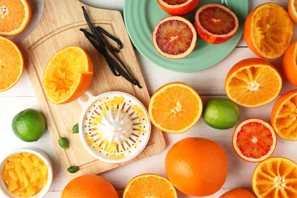 Juicetillverkning läckra apelsiner — Stockfoto