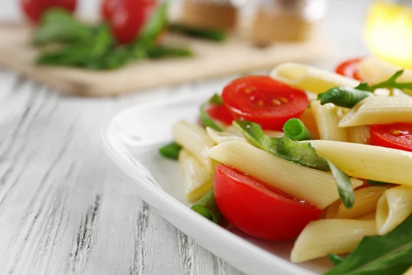 Gekochte Penne-Nudeln mit Tomaten — Stockfoto