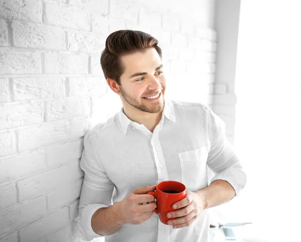 Όμορφος άντρας πίνει καφέ. — Φωτογραφία Αρχείου