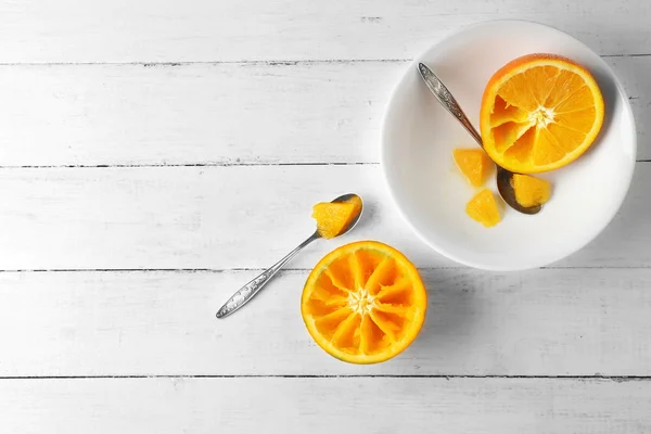 Orangen mit Löffel essen — Stockfoto