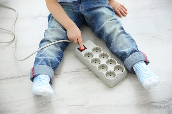 Baby spielt mit elektrischem Strombalken — Stockfoto