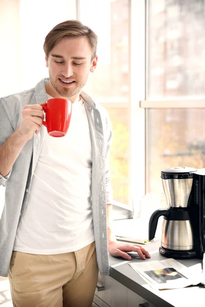 Красивий чоловік з чашкою кави — стокове фото