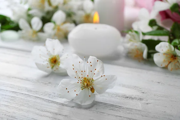 テーブルの上の白い花 — ストック写真