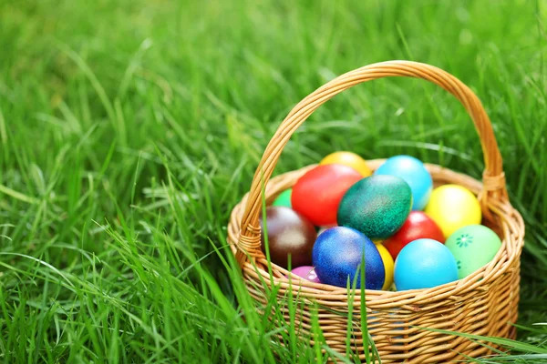 Cesta con huevos de Pascua de colores —  Fotos de Stock