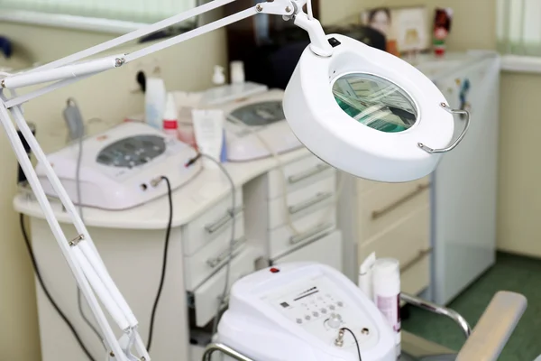 Ausrüstung in der kosmetologischen Klinik — Stockfoto