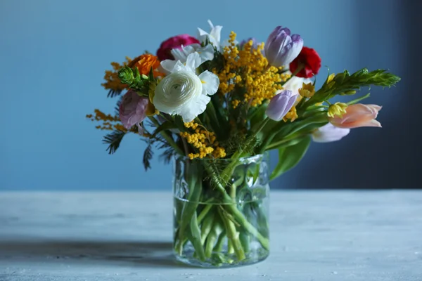Flores frescas em um vaso de vidro — Fotografia de Stock