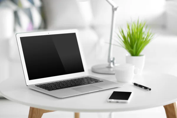 Local de trabalho com laptop e telefone celular — Fotografia de Stock