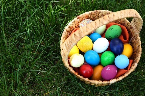 Renkli Paskalya yumurtaları sepetle — Stok fotoğraf