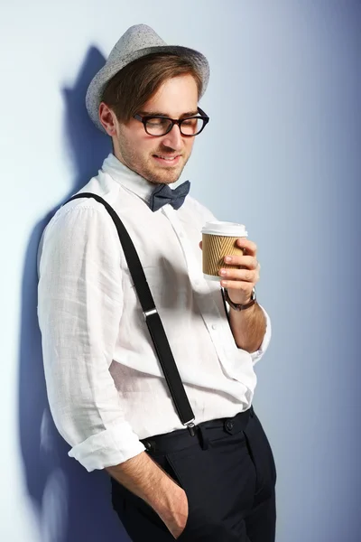Человек с чашкой кофе — стоковое фото