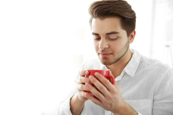 Snygg man som dricker kaffe — Stockfoto