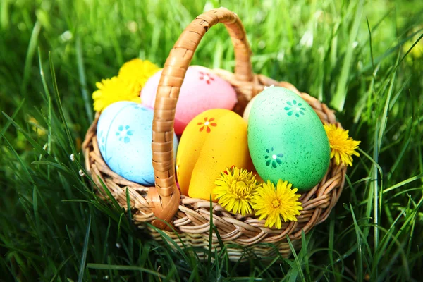 Cesta con huevos de Pascua de colores — Foto de Stock