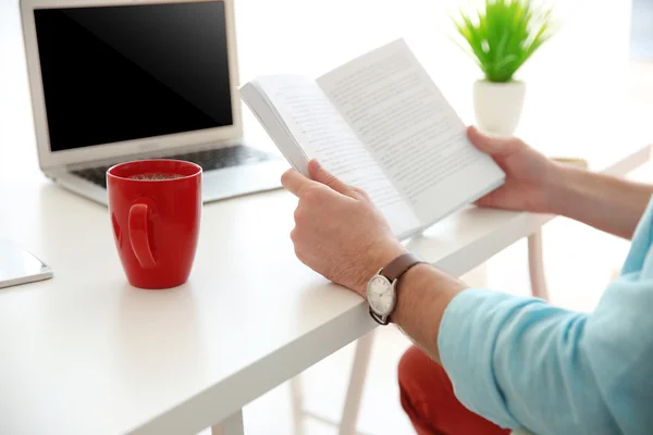 Empresario con café trabajando — Foto de Stock