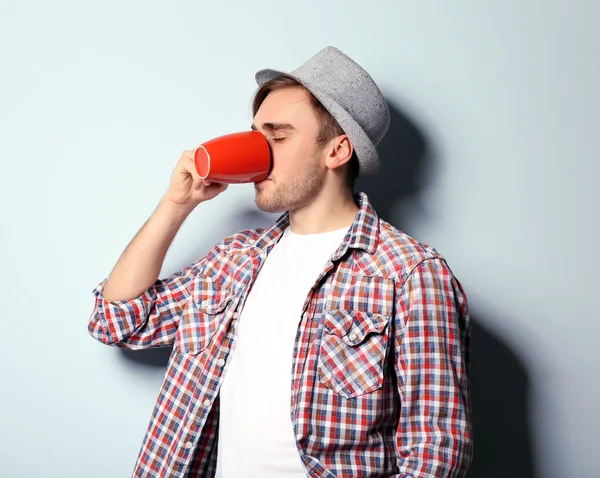 Homme avec tasse de café — Photo