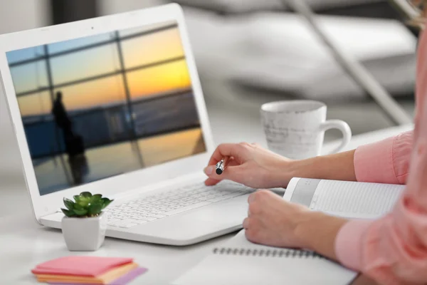 Empresária digitando no teclado — Fotografia de Stock