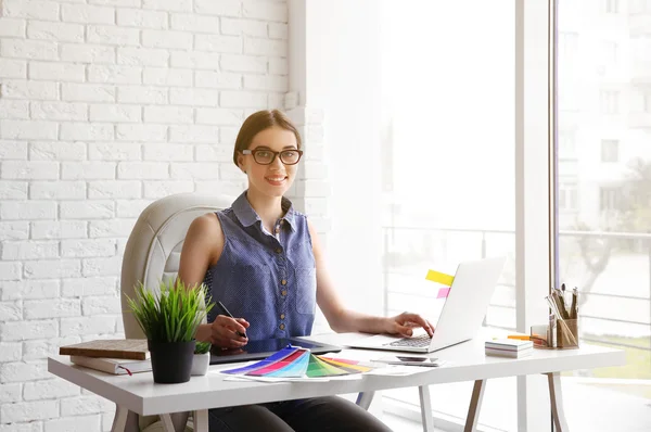 Vrouw met behulp van grafische tablet — Stockfoto