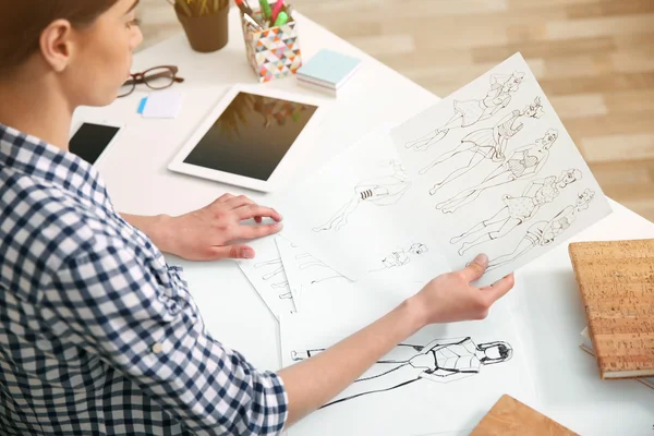 Woman working with sketches — Stock Photo, Image