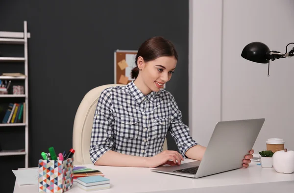 Kobieta pracująca przy komputerze — Zdjęcie stockowe