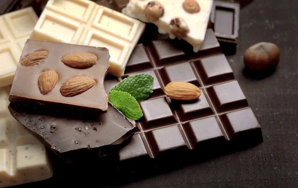 Piezas de chocolate sobre fondo —  Fotos de Stock