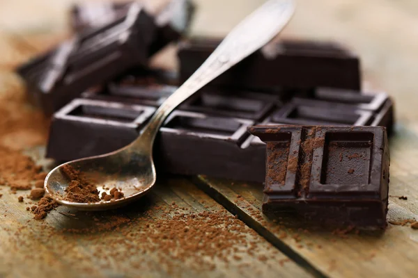Dark chocolate and cocoa powder — Stock Photo, Image