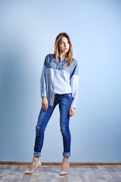 Ung kvinna i skjorta och jeans — Stockfoto