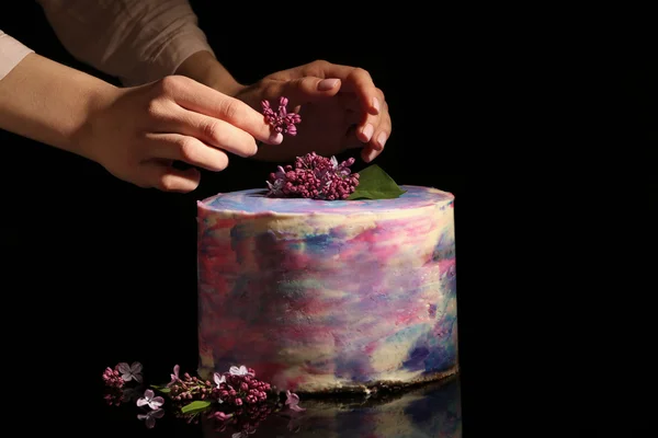 Female hands decorating cake — Stock Photo, Image