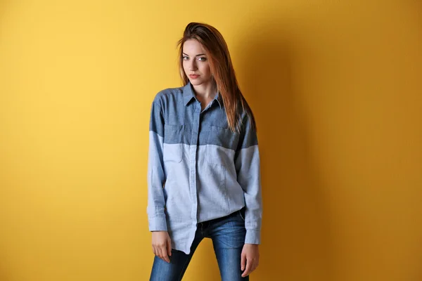 Jovem mulher de camisa e jeans — Fotografia de Stock