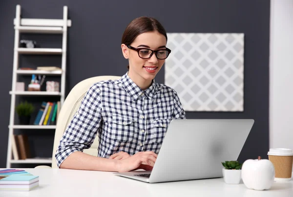 Femme travaillant à l'ordinateur — Photo