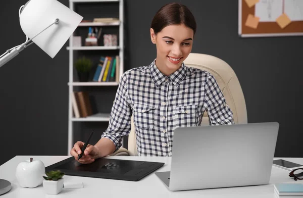 Vrouw met behulp van grafische tablet — Stockfoto