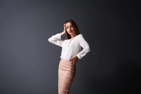 Hermosa joven con camisa blanca — Foto de Stock