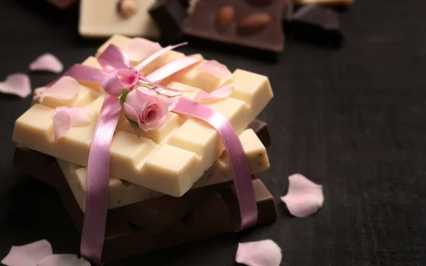 Schokolade mit rosa Schleife gebunden — Stockfoto
