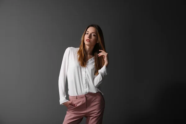 Bella giovane donna in camicia — Foto Stock