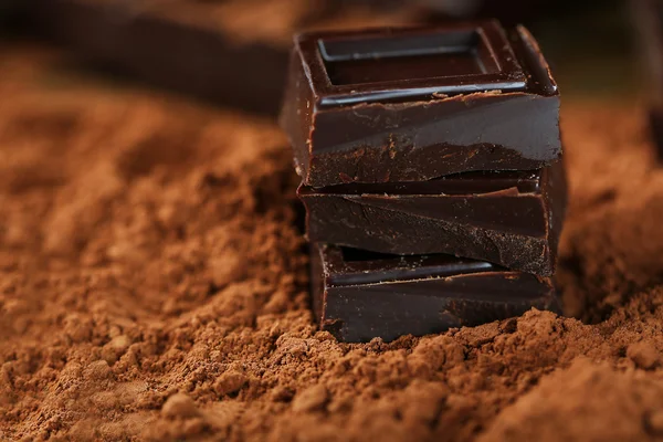 Dark chocolate with cocoa powder — Stock Photo, Image