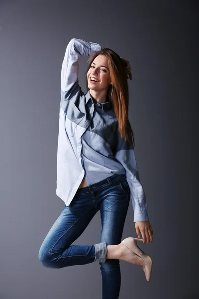 Genç kadın gömlek ve pantolon — Stok fotoğraf