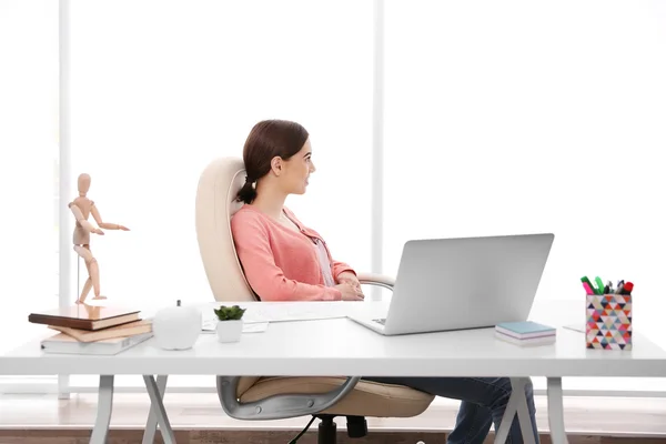 Mujer Trabajando Oficina — Foto de Stock