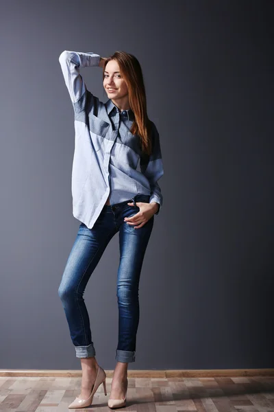 Ung kvinna i skjorta och jeans — Stockfoto