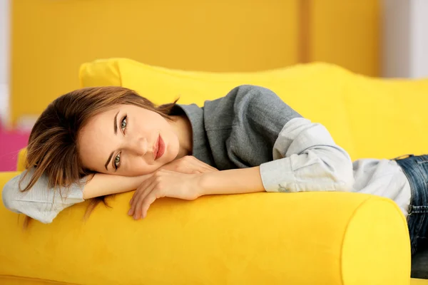 Schöne Frau in Hemd und Jeans — Stockfoto