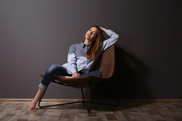 Jovem mulher de camisa e jeans — Fotografia de Stock