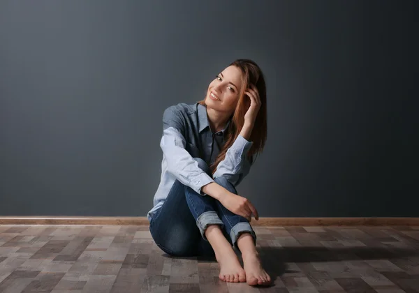 Jeune femme en chemise et jeans — Photo