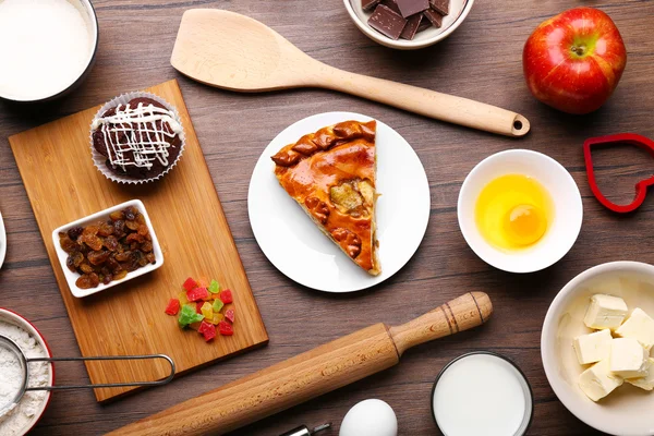 Ingrédients du gâteau sur la table . — Photo