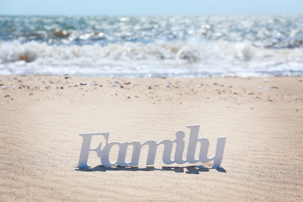 Família palavra na areia — Fotografia de Stock